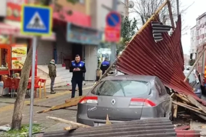 Esenler’de fırtına dehşeti: Binanın çatısı araçların üzerine uçtu