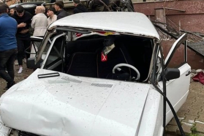 Kontrolden ç��kan otomobil apartman bahçesine uçtu