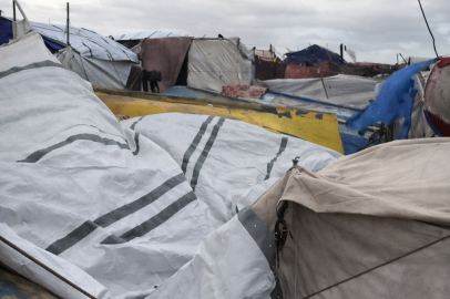 Fırtına ve sağanak Gazze'yi vurdu, çadırları su bastı