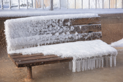 Antarktika değil Sivas: 45 derecelik su yere değer değmez donuyor