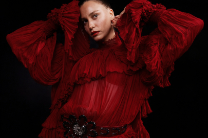 Serenay Sarıkaya kırmızı elbisesiyle tüm bakışları üzerine topladı