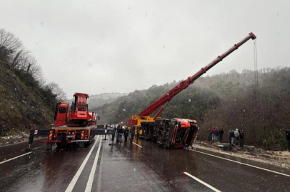 Alkollü sürücünün kullandığı TIR uçuruma devrildi