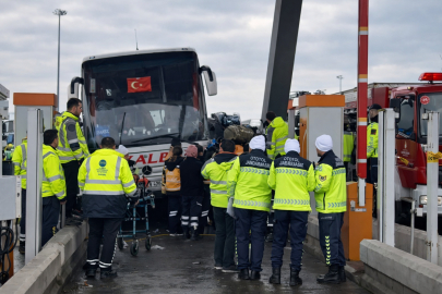 İstanbul'da yolcu otobüsünün çarptığı otomobil gişede sıkıştı