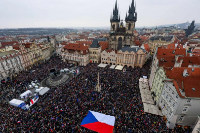 Prag sokakları doldu: Cumhurbaşkanı Pavel’e destek, hükümete sert mesaj