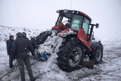 Çıldır'ın altından traktör çıktı!
