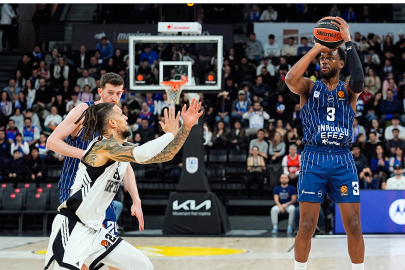 Anadolu Efes'ten EuroLeague'de üst üste 3. galibiyet