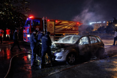 Benzin dökerek 2 aracı ateşe verdi!