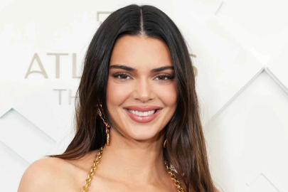 Kendall Jenner 'Kürk Mantolu Madonna'yı okuyor