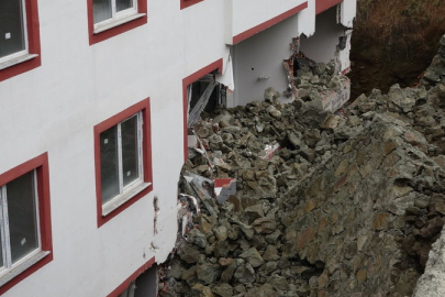 Trabzon'da istinat duvarı çöktü, 9 katlı bina zarar gördü
