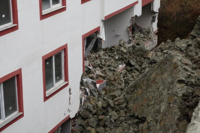 Trabzon'da istinat duvarı çöktü, 9 katlı bina zarar gördü