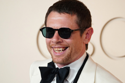 Jack O’Connell, Oscar gecesine vampir dişleriyle katıldı
