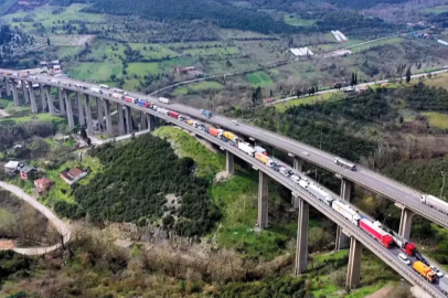 TEM’de zincirleme kaza: 2 TIR ve 2 otomobil çarpıştı