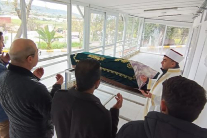 Mehmet Ali Erbil annesini son yolculuğuna uğurladı