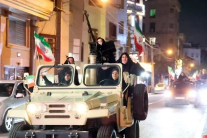 İranlı kadınlar silahlarla sokağa çıktı