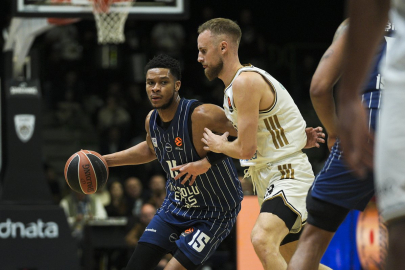 Anadolu Efes seriyi sürdürdü: EuroLeague’de üst üste 2. galibiyet