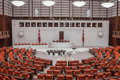 AK Parti’den Meclis’e yeni disiplin: Devamsızlığa maaş kesintisi geliyor