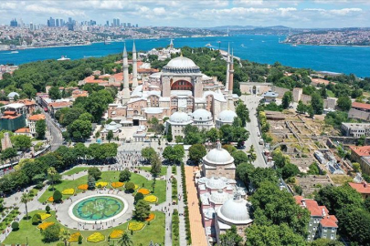 Ayasofya’da provokasyon: İki turist tutuklandı