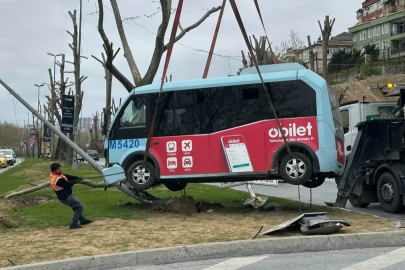 Beyoğlu’nda yolcu minibüsü direğe çarptı: 5 kişi yaralandı