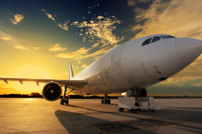 8 yaşındaki çocuk uçakta krizi önleyerek kahraman oldu