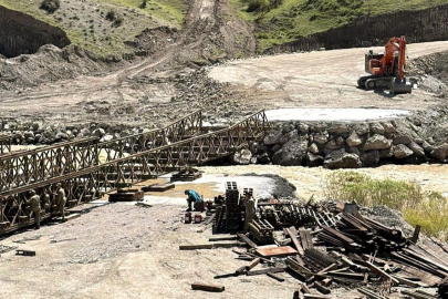Heyelan sonrası kritik adım! Hakkari-Van yolunda çalışmalar sürüyor