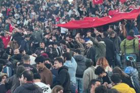ODTÜ’de bayraklı protesto gerginliği: Konser alanı karıştı