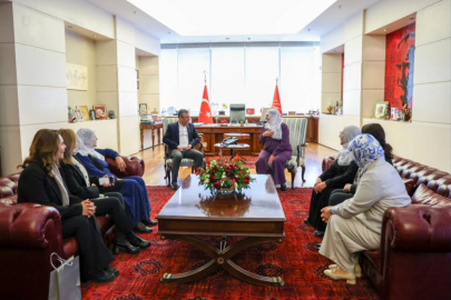 Barış Anneleri’nden CHP’ye ziyaret: Özgür Özel’e beyaz tülbent hediyesi
