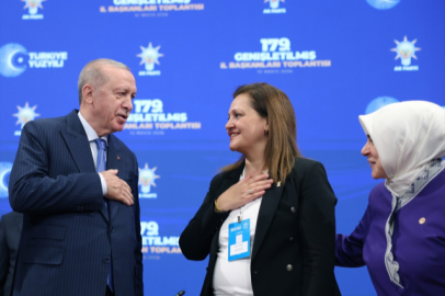 Burcu Köksal AK Parti'ye katıldı: Belediye önünde açıklamalarda bulundu