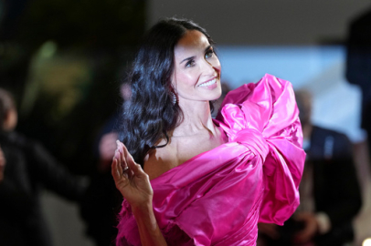 Demi Moore Cannes’da kırmızı halının yıldızı oldu