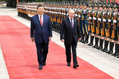 Şi'den Trump'a Pekin'de gönderme: Putin'i kırmızı halıyla karşıladı