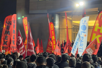 CHP Genel Merkezi Önündeki Kalabalıkta Bayrak Detayı Gündem Oldu 