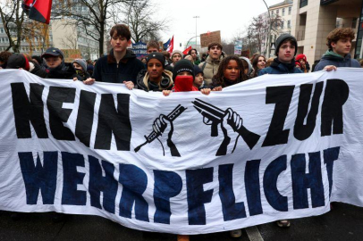 Avrupa’da büyüyen itiraz: Gençler neden yeniden silahlanma ve zorunlu askerliğe “hayır” diyor?