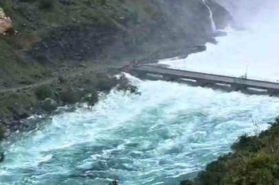 İki ili bağlayan köprü ulaşıma kapatıldı