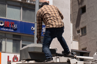 İzmir'de "meydan" krizi arbedeye dönüştü: TOMA'nın üzerine çıkıp tekmeledi