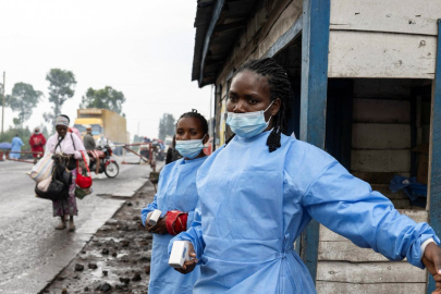 Ebola alarmı sonrası ülkeler seyahat önlemlerini artırdı