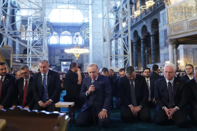 Cumhurbaşkanı Erdoğan İstanbul'un fethinin yıl dönümünde Ayasofya'da Kur'an-ı Kerim okudu