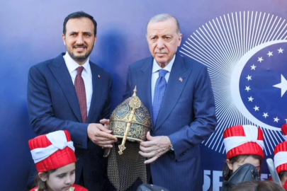 Cumhurbaşkanı Erdoğan'a Haliç'te özel miğfer takdim edildi