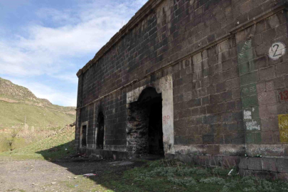 Kars'ın Tarihi Tabyaları bakımsızlıktan hayvan barınağına döndü