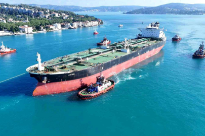 Hasarlı "Asteri" tankeri İstanbul Boğazı'ndan geçişini tamamladı