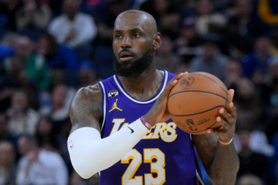 LeBron James, Lakers defterini kapattı!