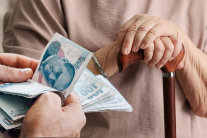 Emekli maaşlarında geçmişe dönük prim borcu kesintisi detaylar netleşti