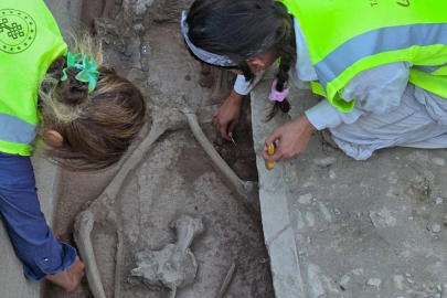 Aspendos'ta 2 bin 400 yıllık tarihi mezar keşfedildi