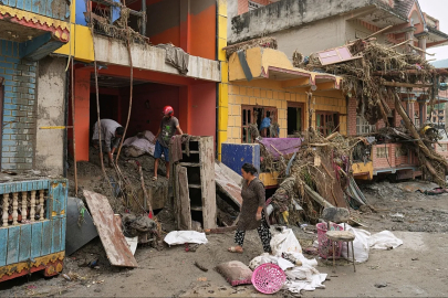 Nepal felaketinde bilanço ağırlaşıyor