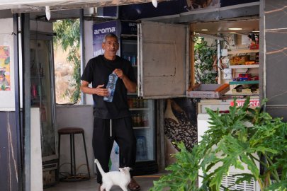 İsrailliler, Filistinli esnafın dükkânını İsrail bayraklarıyla çevreledi