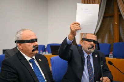 Halk TV'ye kayyım kararına TBMM'de siyah bantlı protesto