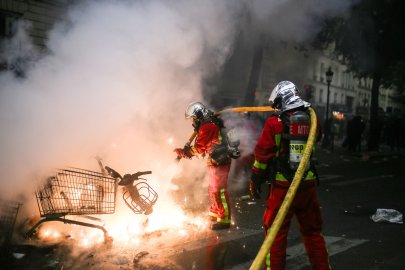 Fransa'da sokaklar alev alev: Macron hayat pahalılığı gösterilerinin cezalandırılacağını açıkladı