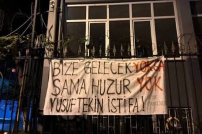 "Yusuf Tekin istifa" pankartı astığı için tutuklanan iki öğrenci tahliye edildi