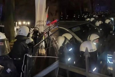 Polonya'da neler oluyor?: Polis Anayasa Mahkemesi'ni bastı
